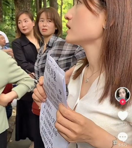 “雅典娜”在杭州一公园征婚。