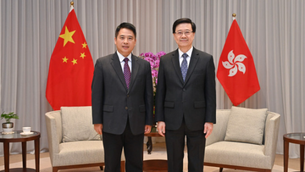 行政长官李家超（右）与珠海市市长黄志豪（左）会面