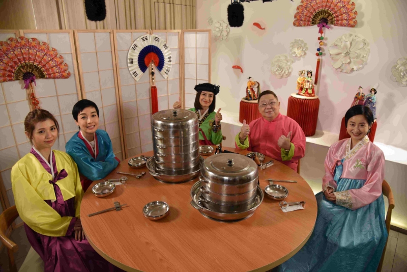 一家人围着圆桌吃饭，是对子女和孙辈有个好家山的加持。