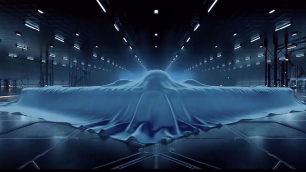 大陆空军2021年1月在招飞宣传片片尾，秀出一架被白色布幕覆盖的下一代长程战略隐形轰炸机