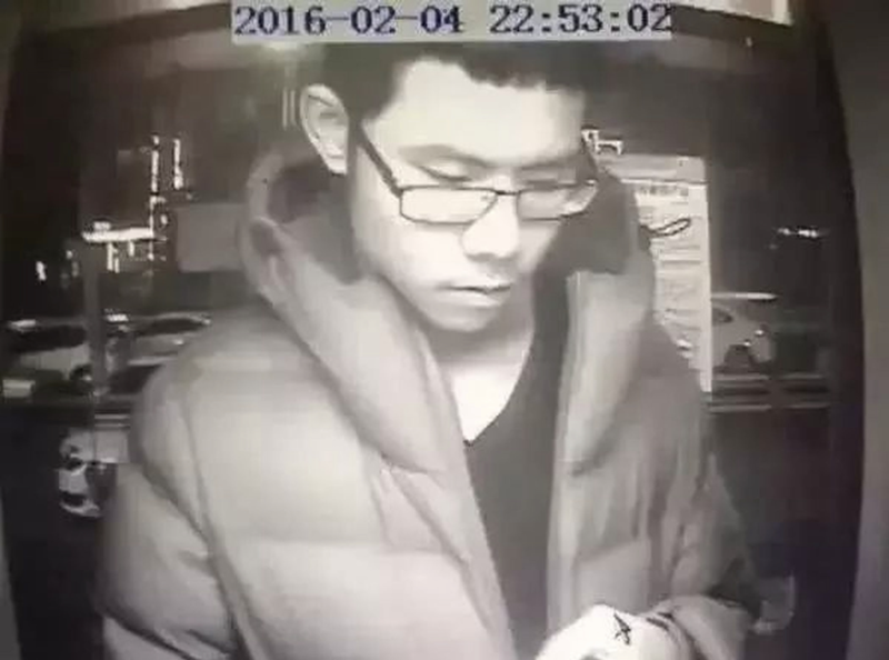 吴谢宇逃亡前最后一次在ATM提款的身影。