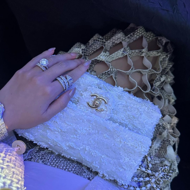 陈雪玲大晒一身行头照，其手上的巨形钻戒及Chanel白色刺绣手袋都非常抢眼。