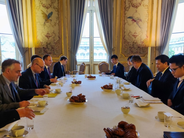 李辉（右）和法国外交部官员会谈