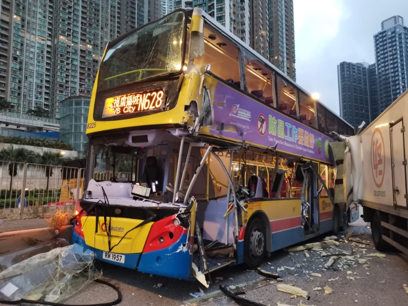 巴士损毁严重，货车车尾亦损毁。