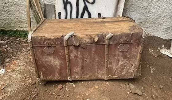 据知木箱为马查度拥有，原本是存放在他家中。