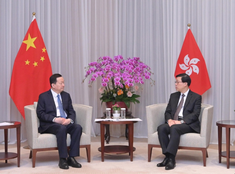 行政长官李家超（右）与山东省省长周乃翔（左）会面。 政府新闻处