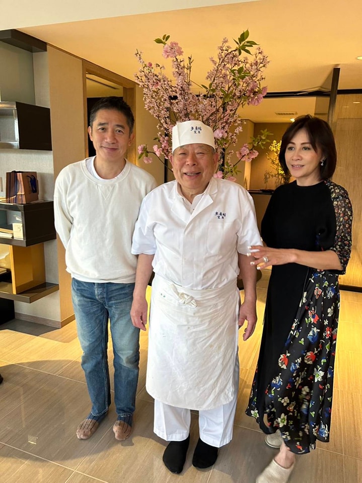 最近梁朝伟与刘嘉玲在日本食店的合照在网上疯传，不过全部网民都聚焦在梁朝伟的脚趾。