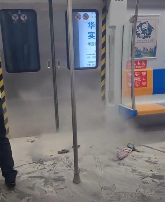 网片显示，地铁车厢因“尿袋”爆炸一片狼藉，烟雾弥漫