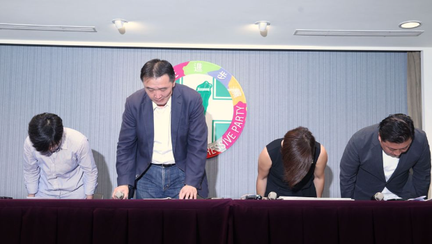 民进党副秘书长杨懿珊（左起）、秘书长许立明、“性平部”主任李晏榕及发言人张志豪2日举办记者会，并为性骚案件鞠躬道歉。