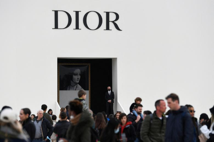 LVMH是世界上最大的企业集团之一，旗下品牌包括迪奥（Dior）