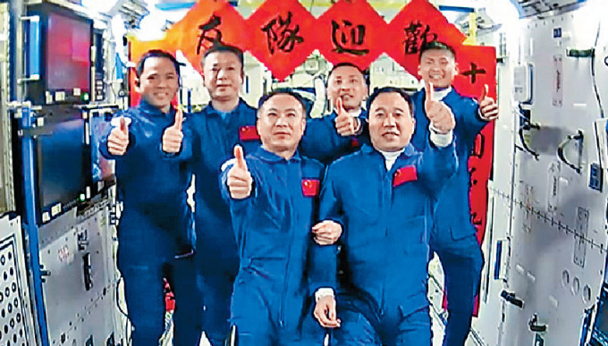中国航天员乘组完成在轨交接，神十五航天员周日返回地球