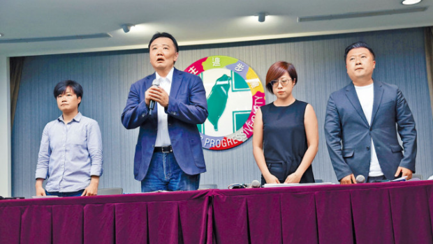 民进党秘书长许立明（左2）昨召开记者会道歉