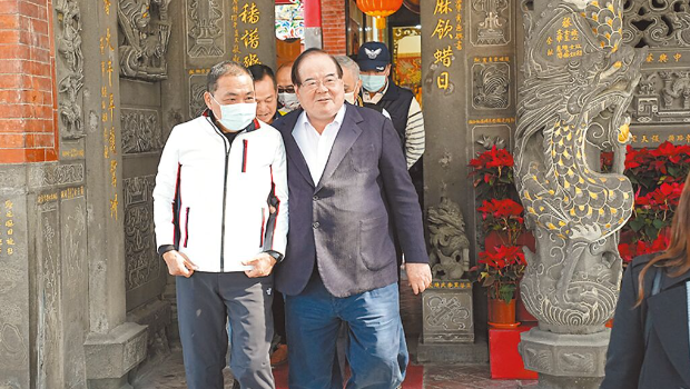 国民党前秘书长李干龙（右）1日晚间作东，设宴邀请国民党2024参选人侯友宜（左）与党内大老聚会