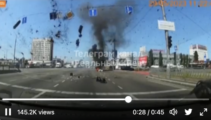 另一段网上流传视频，被击落的飞弹堕在公路上后向前冲，导成沙尘滚滚