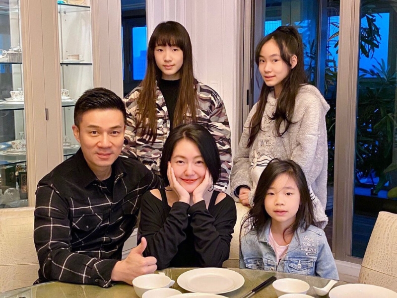 台湾女星徐熙娣（小S）与老公许雅钧结婚17年，育有3名女儿。