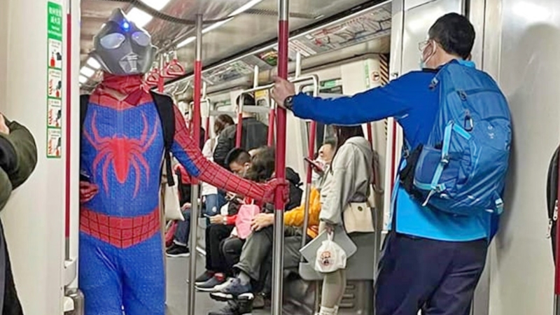 超人穿了蜘蛛侠套装