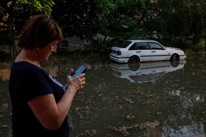 卡科夫卡水坝决堤后，当局正从洪灾地区疏散逾1万7000人