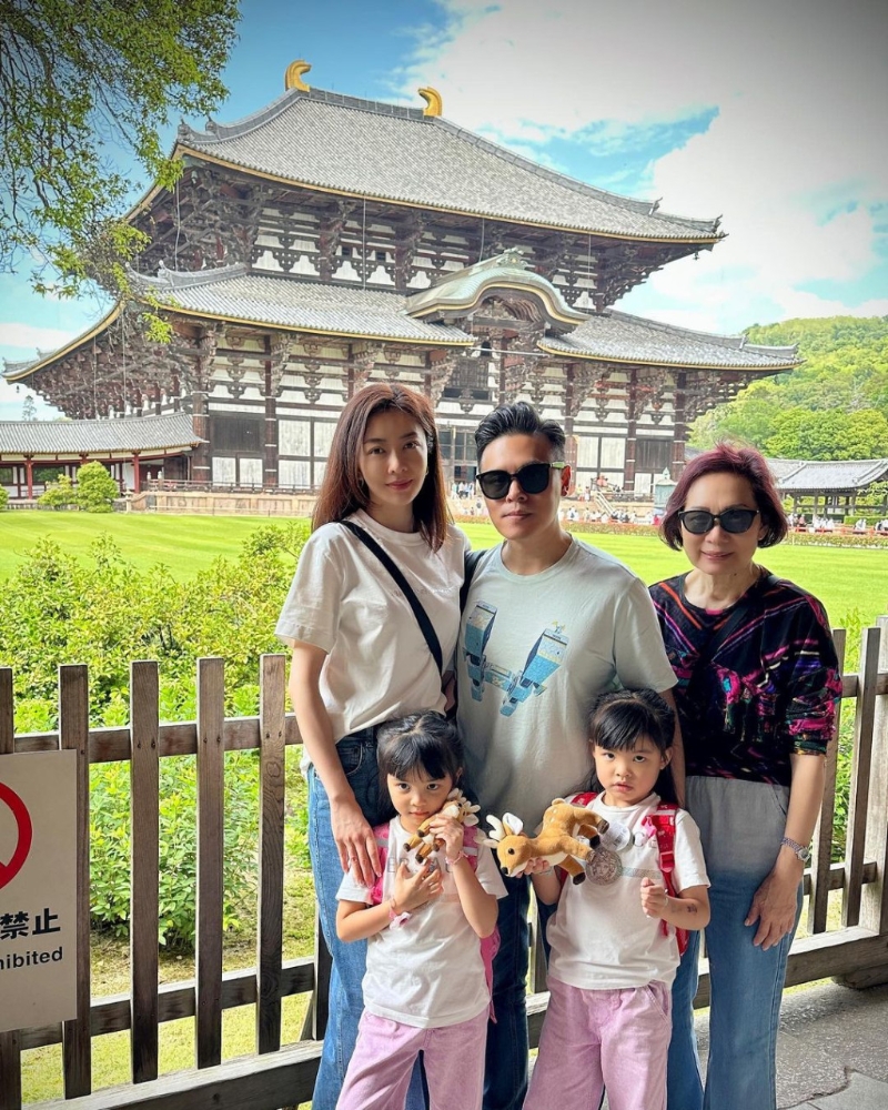 熊黛林与老公郭可颂带一对双胞胎女儿，与郭妈妈到日本旅游