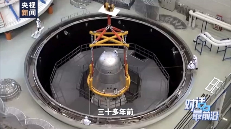中国正在研制新一代载人运载火箭和载人飞船。 央视截图