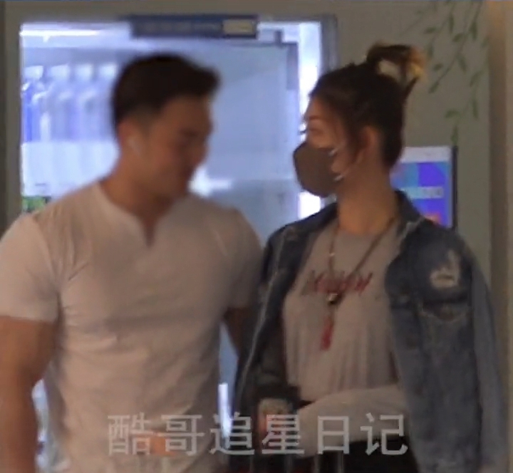 李彩华最近被拍到与身穿白Tee的壮男现身机场，两人状甚亲昵
