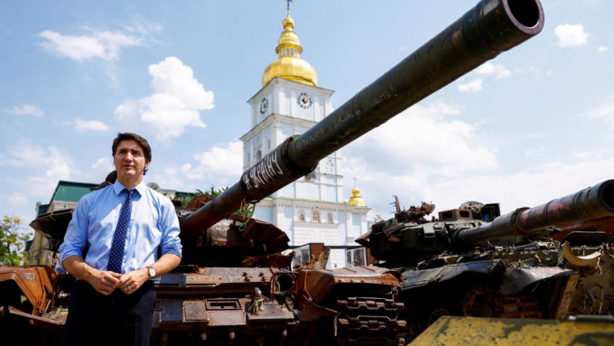 杜鲁多在基辅视察一辆在战争中被摧毁的军车