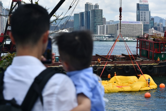 橡皮鸭返回维港充气，有市民在现场打卡