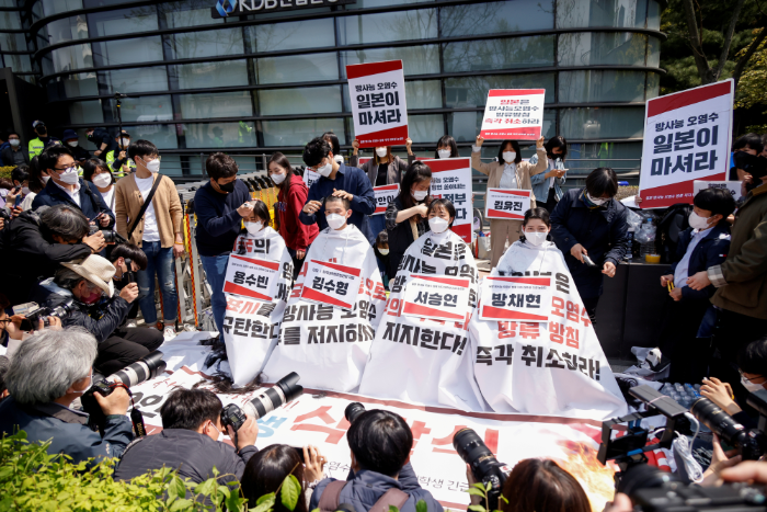 韩国学生剃光头抗议日本的核废水计划
