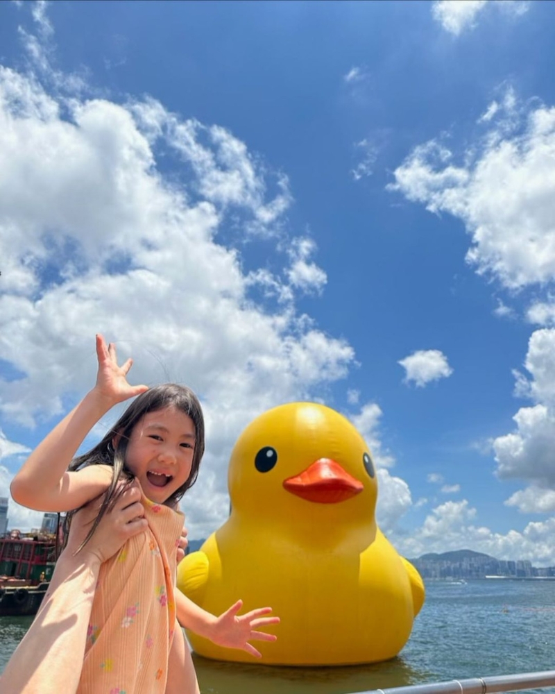 陈冠希昨日在IG贴出囡囡打卡黄鸭的照片。