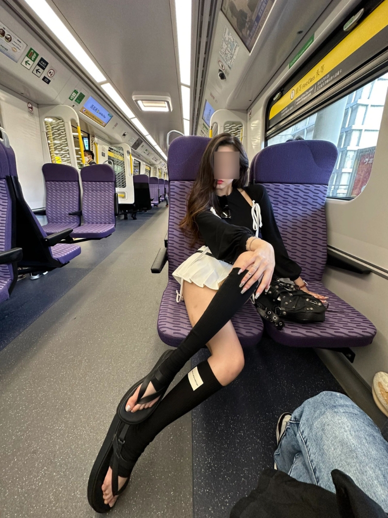 少女在港铁东铁线头等车厢打卡放闪，她穿着的裙子在车厢内摆出各样有诱人姿势，超短被网民形容为“稍微遮羞布”。