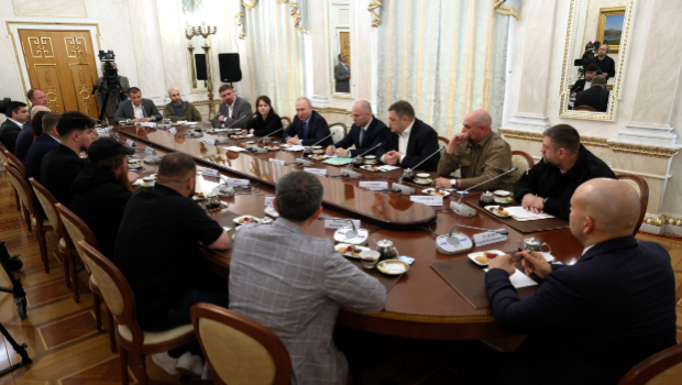 普京6月13日在克里姆林宫会见俄军事记者代表的画面