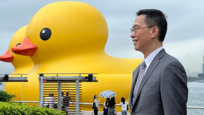 杨润雄同“黄鸭”打卡富创意，称维港有太多可能性