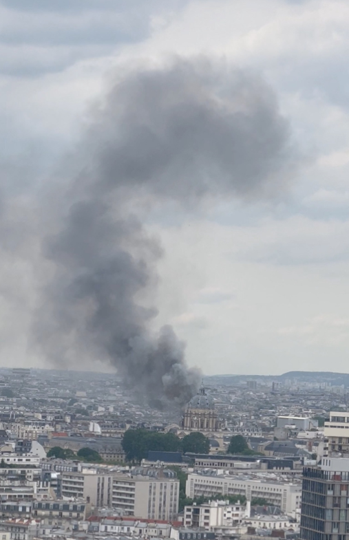 一座建筑物爆炸后冒出大量浓烟。 路透社