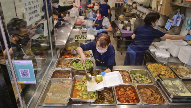 疫情下饮食业大受打击，惟两餸饭餐厅逆市扩张，愈开愈多