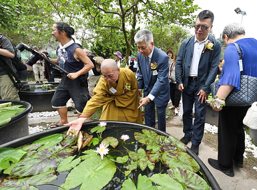 净因大和尚向嘉宾介绍池杉湖送的并蒂莲