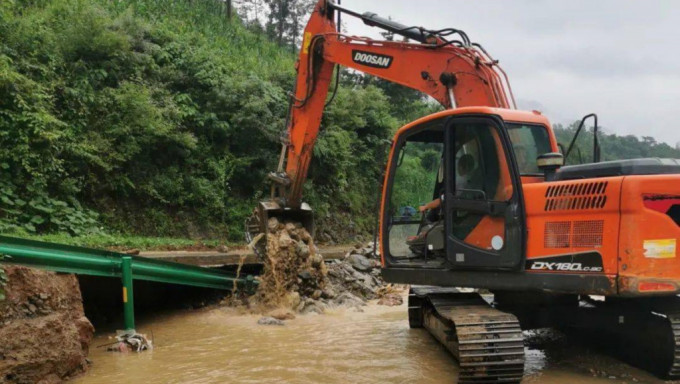 暴雨导致80条道路受损中断。