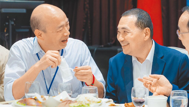 图为侯友宜（右） 日前与韩国瑜（左）合体参加黄复兴党部餐会