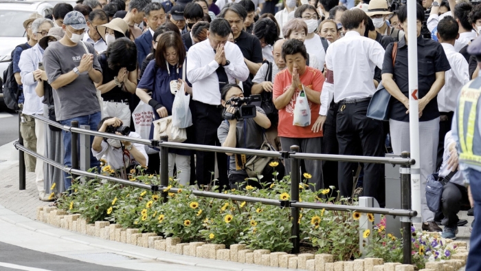 民众在安倍遭枪击的位置拜祭