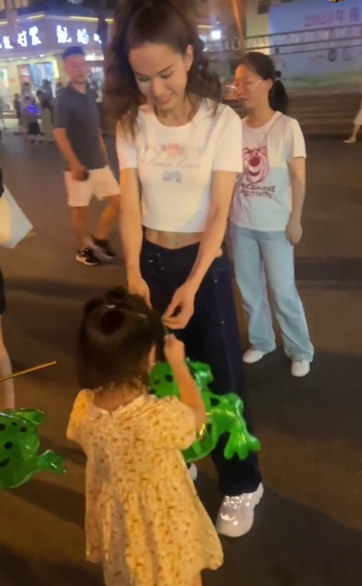 李若彤自掏荷包买了青蛙气球送给偶遇的小女孩。