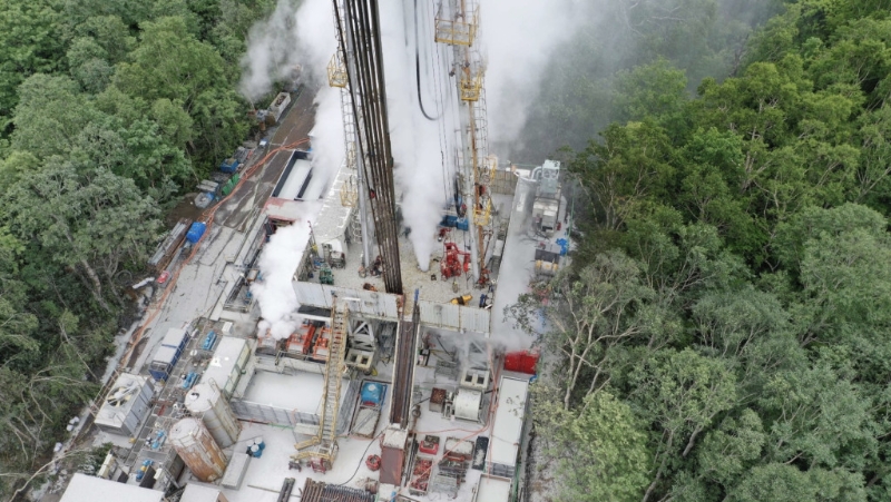 高空俯瞰斟探现场喷出蒸气的情况，摄于7月3日。 三井石油开发