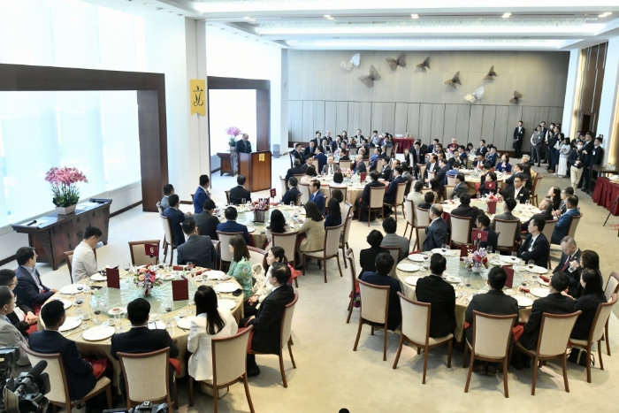 香港中联办主任郑雁雄今日(14日)下午1时与立法会全体议员午宴