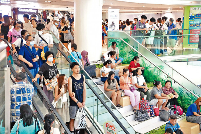 大批市民趁假日进驻商场，消费之余亦可享受空调。