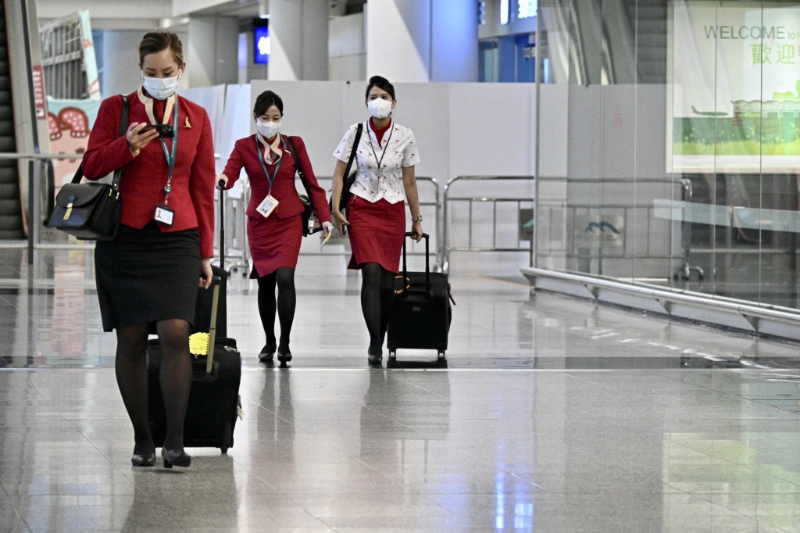 驻港空中服务员要求年满18岁，高中及以上学历，具备流利的普通话、英文会话及阅读能力等