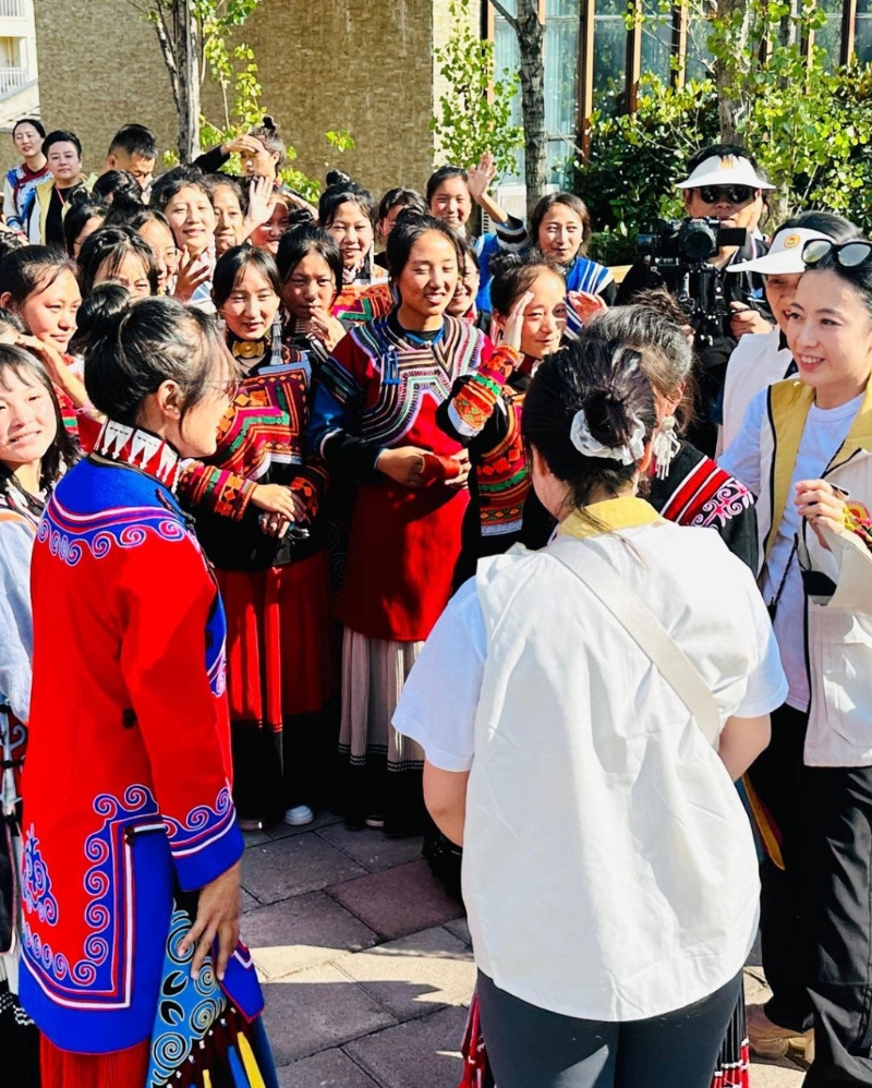 与当地彝族女童见面