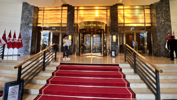 代表团将入住的富丽敦酒店，门外挂有新加坡国旗及香港区旗。