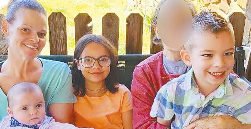 俄州39岁母亲麦卡斯林（左）一度与警方对峙，之后枪杀了3个孩子并吞枪自杀。