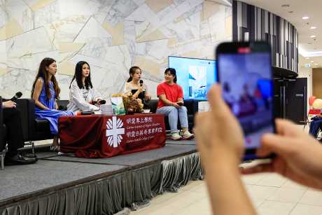 汶川地震幸存者和香港轮椅剑击运动员余翠怡日前到明爱专上学院与学生分享。