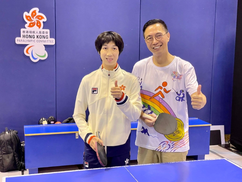 文化体育及旅游局局长杨润雄（右）与香港残奥乒乓球代表黄家汶(左)