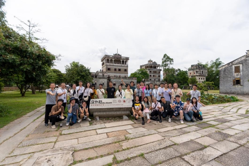 采风团在世界文化遗产开平碉楼与村落留影