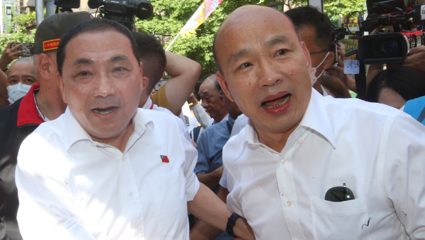 前高雄市长韩国瑜（右）23日出席国民党全代会，国民党2024参选人侯友宜（左）特别到门口迎接。