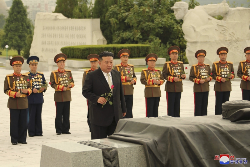 朝鲜劳动党总书记、国务委员长金正恩拜谒了朝鲜祖国解放战争烈士陵园，纪念朝鲜祖国解放战争胜利70周年。